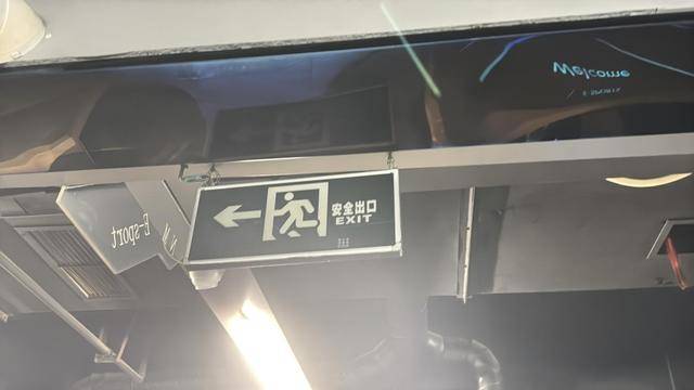 黨報(bào)調(diào)查｜常閉式防火門“不常閉”<strong></p>
<p>防火門
</strong>，農(nóng)貿(mào)市場(chǎng)充電線“攔路”？:防火門
