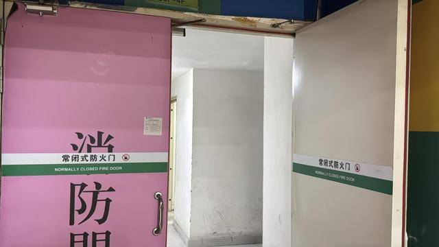 黨報(bào)調(diào)查｜常閉式防火門“不常閉”<strong></p>
<p>防火門
</strong>，農(nóng)貿(mào)市場(chǎng)充電線“攔路”？:防火門
