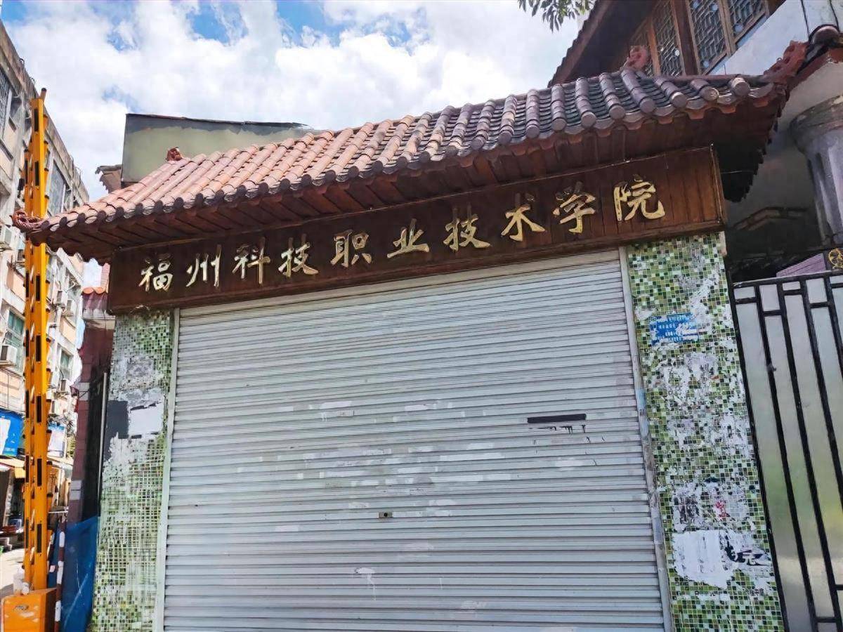 卷簾門若真是學(xué)校大門又如何<strong></p>
<p>防火卷簾門</strong>？:防火卷簾門